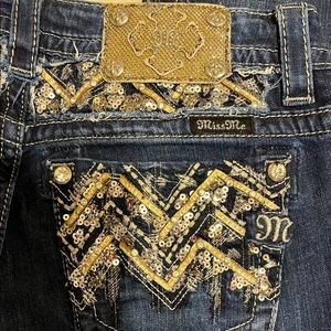 Miss Me Jeans with gorgeous gold detailing on back pockets. Length is 33/34